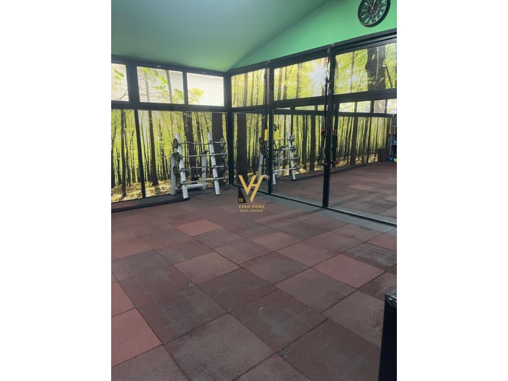 Shitet Biznes Palester te Komuna e Parisit 380 m2 2