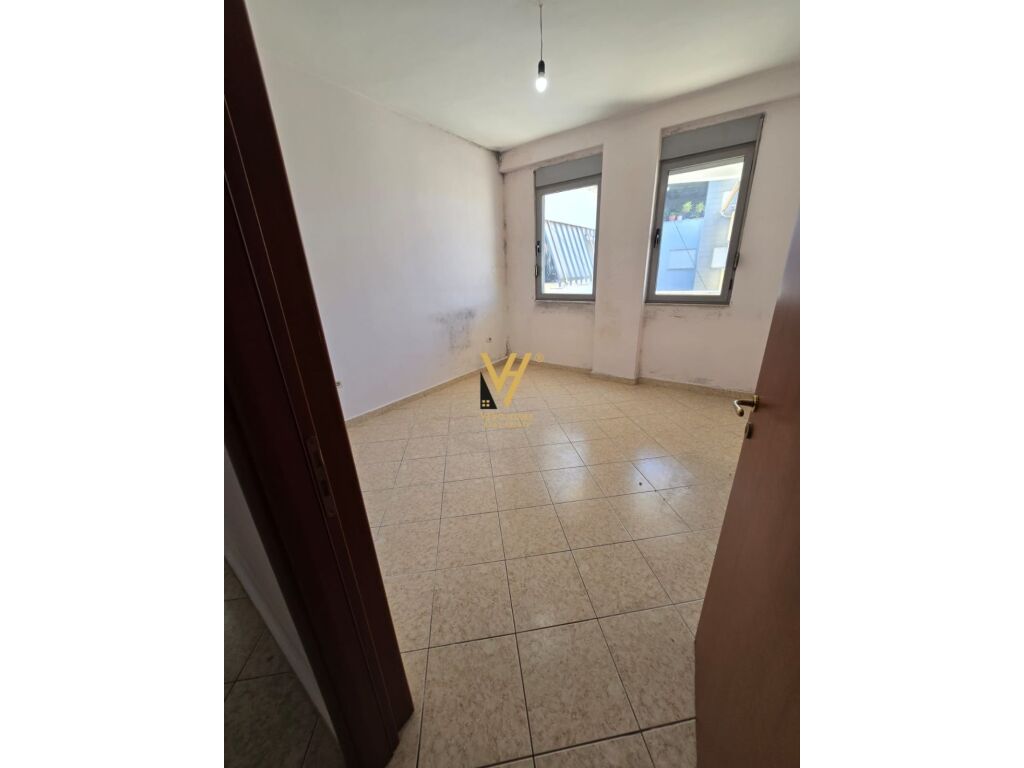 Shitet Apartament 2+1+ballkon te Qendra Globe , Rruga e Kavajes 95 m2 3