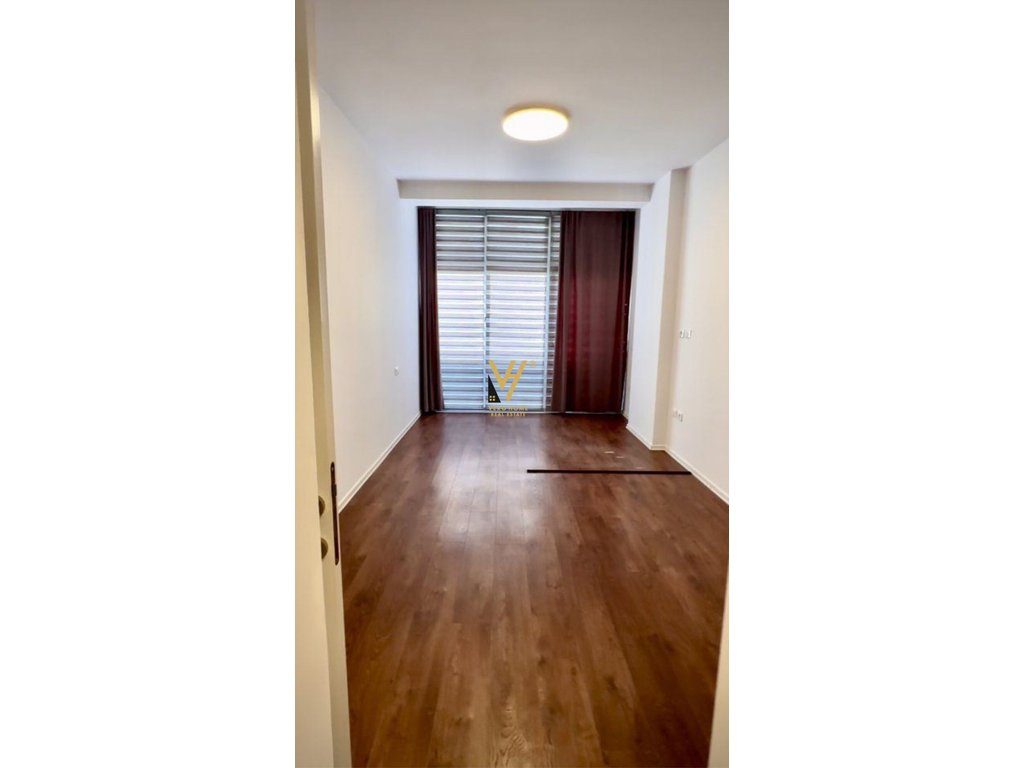 JEPET ZYRE ME QERA,KOMUNA E PARISIT,1.000 EURO