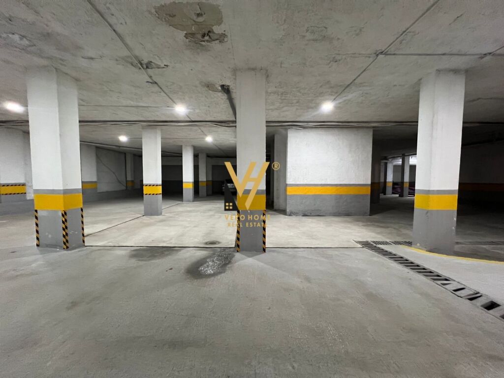 Shitet ambjent komercial te Kristal Center 1200 m2 2