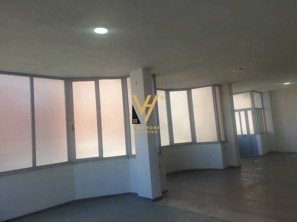 JEPET ZYRE 170 M2 ME QERA NE ASTIR 60.000 LEKE 2