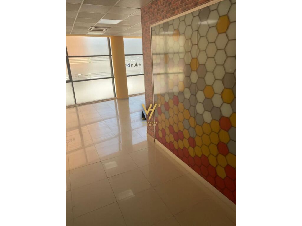 Jepet zyre me qera te Qendra Kristal 220 m2 4
