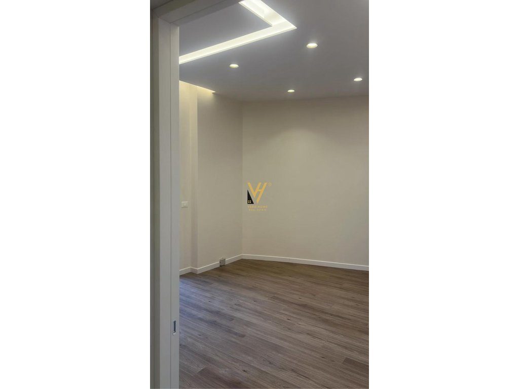 JEPET ZYRE 127 M2 ME QERA TE RRUGA E KOSOVAREVE 1.500 EURO 4