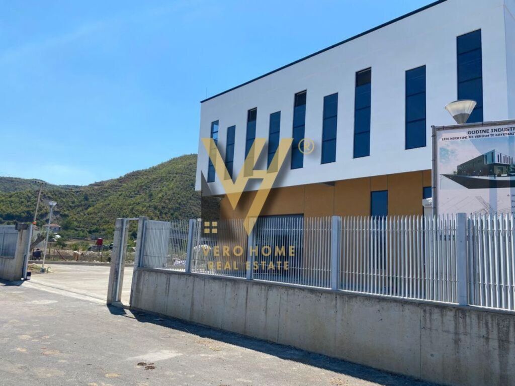 Shitet magazine dy kateshe 2000 m2 ne Vaqarr