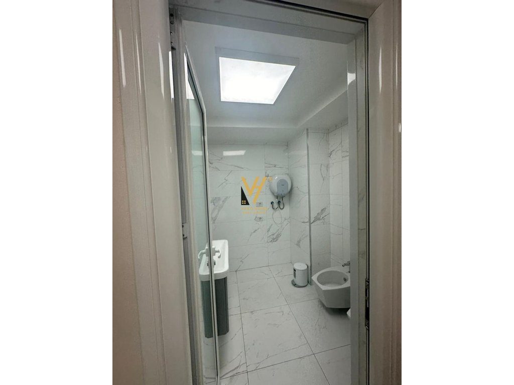JEPET ZYRE 122 M2 ME QERA TE RRUGA E ELBASANIT 2.000 EURO 4