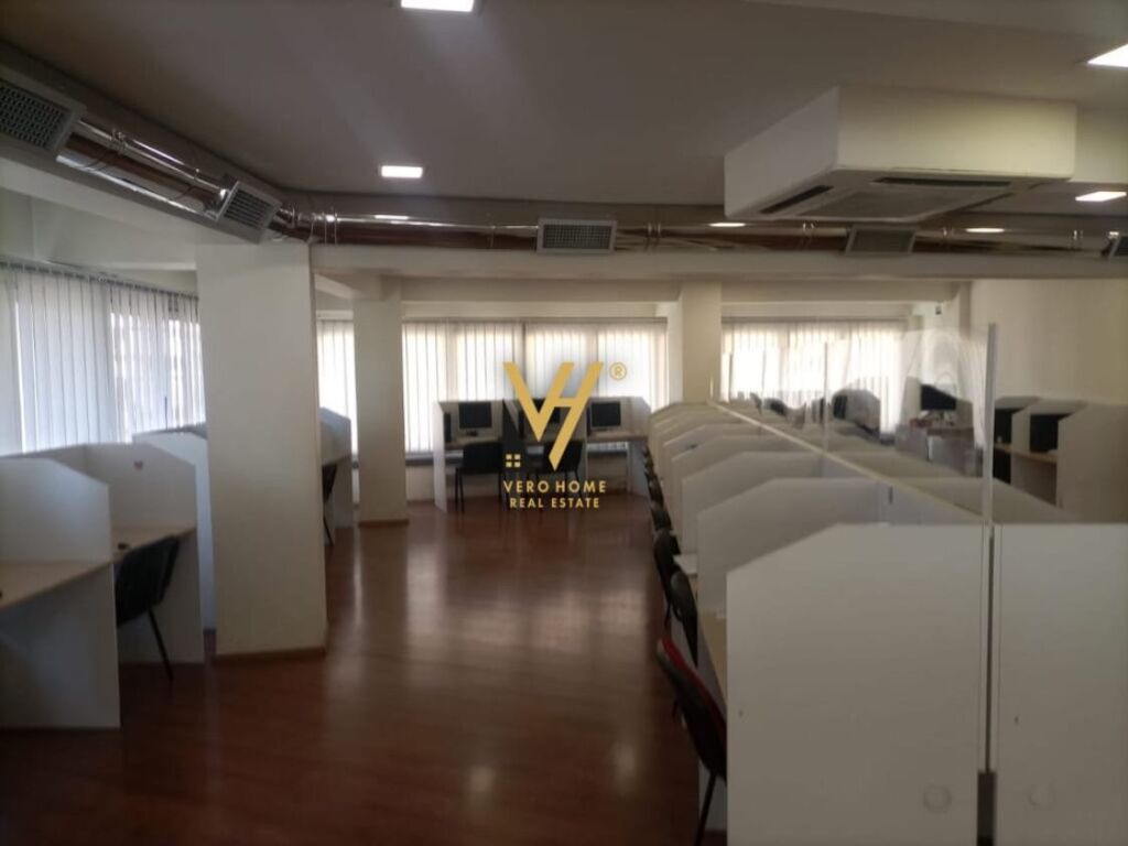Jepet zyre me qera te Qender 220 m2 3