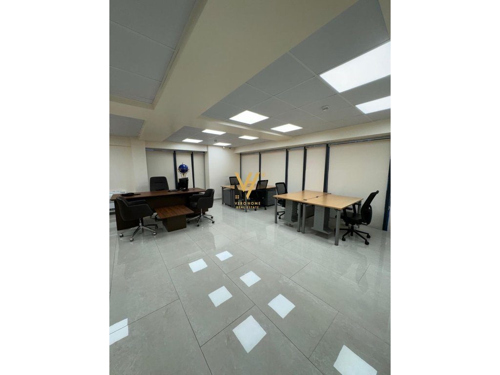JEPET ZYRE 150M2 ME QERA TE RRUGA E ELBASANIT 1.700 EURO 3