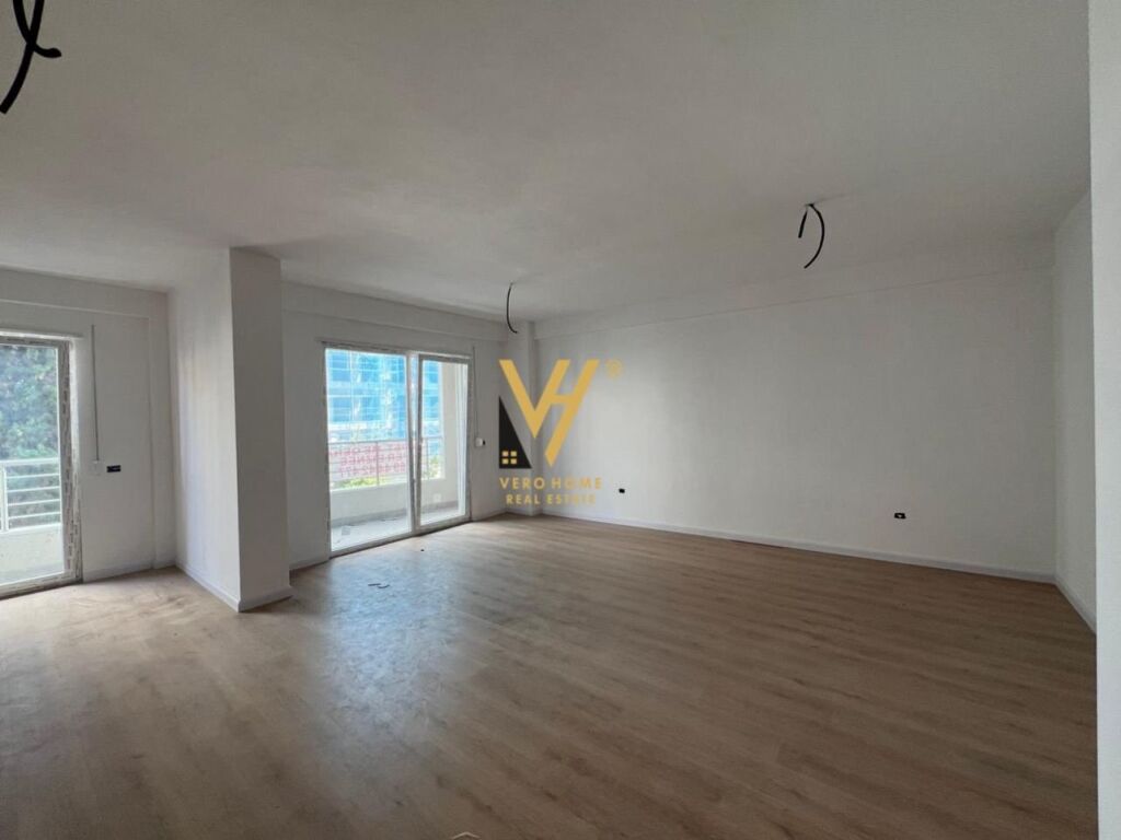 Jepet Ambient Biznesi me qera te Komuna e Parisit 100 m2