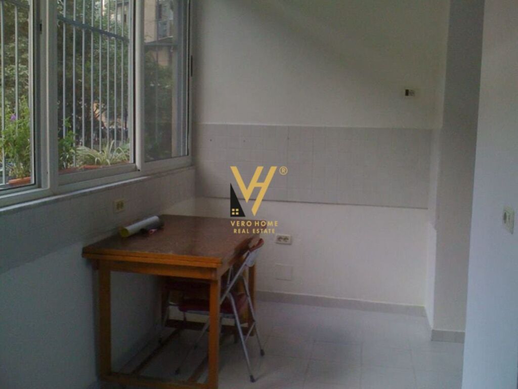 Shitet ambjent komercial te Ish Blloku 117 m2 3