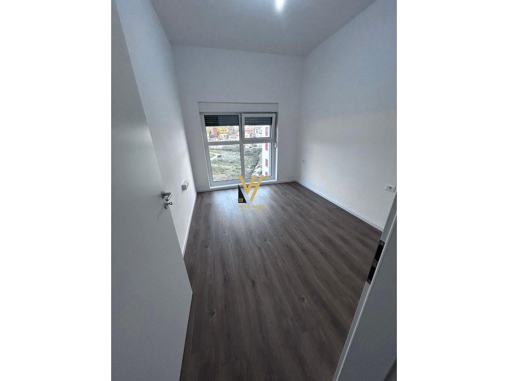 JEPET ZYRE 60 M2 ME QIRA TE KOM.KADIU, ALI DEMI 35.000 LEKE 4