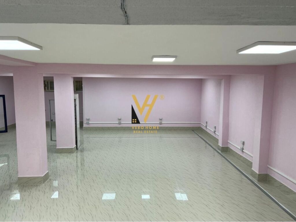 Jepet Ambient Biznesi me qera te Xhamia e Tabakeve 130 m2
