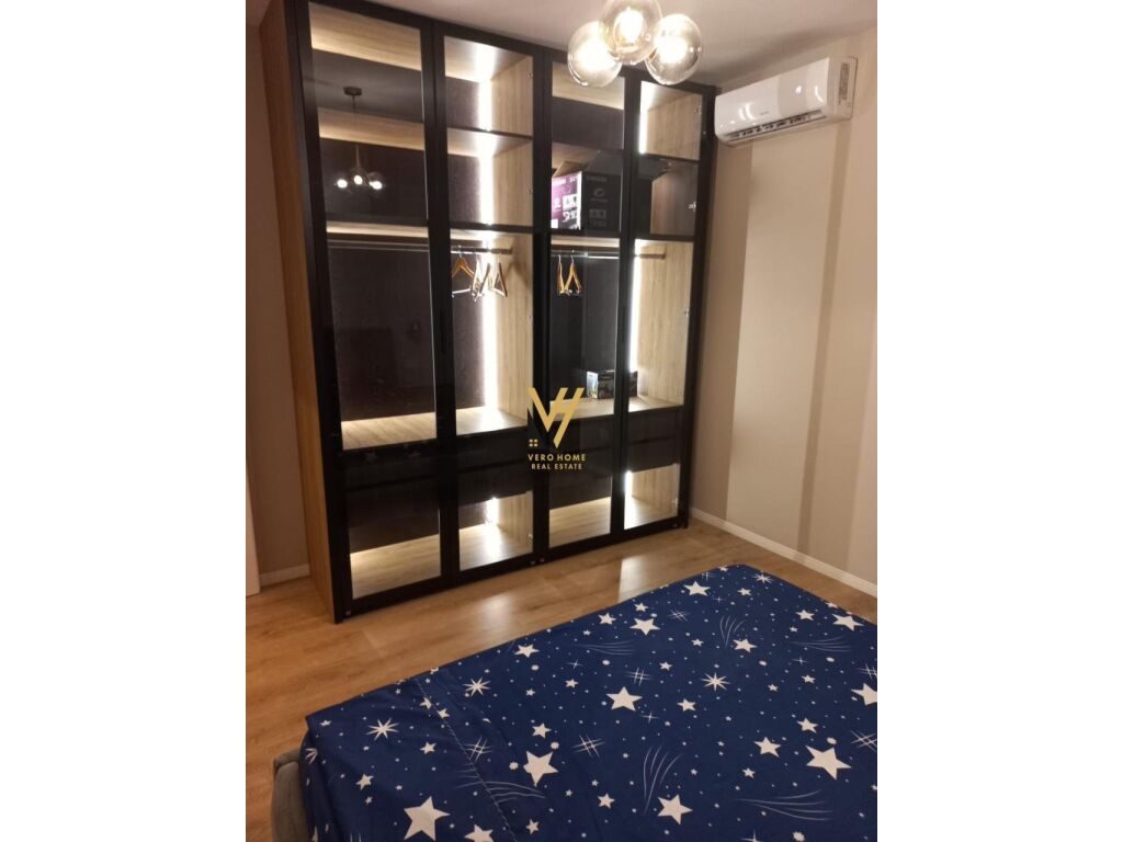 Shiten dy apartamente 1+1 te Komuna e Parisit 120 m2 3