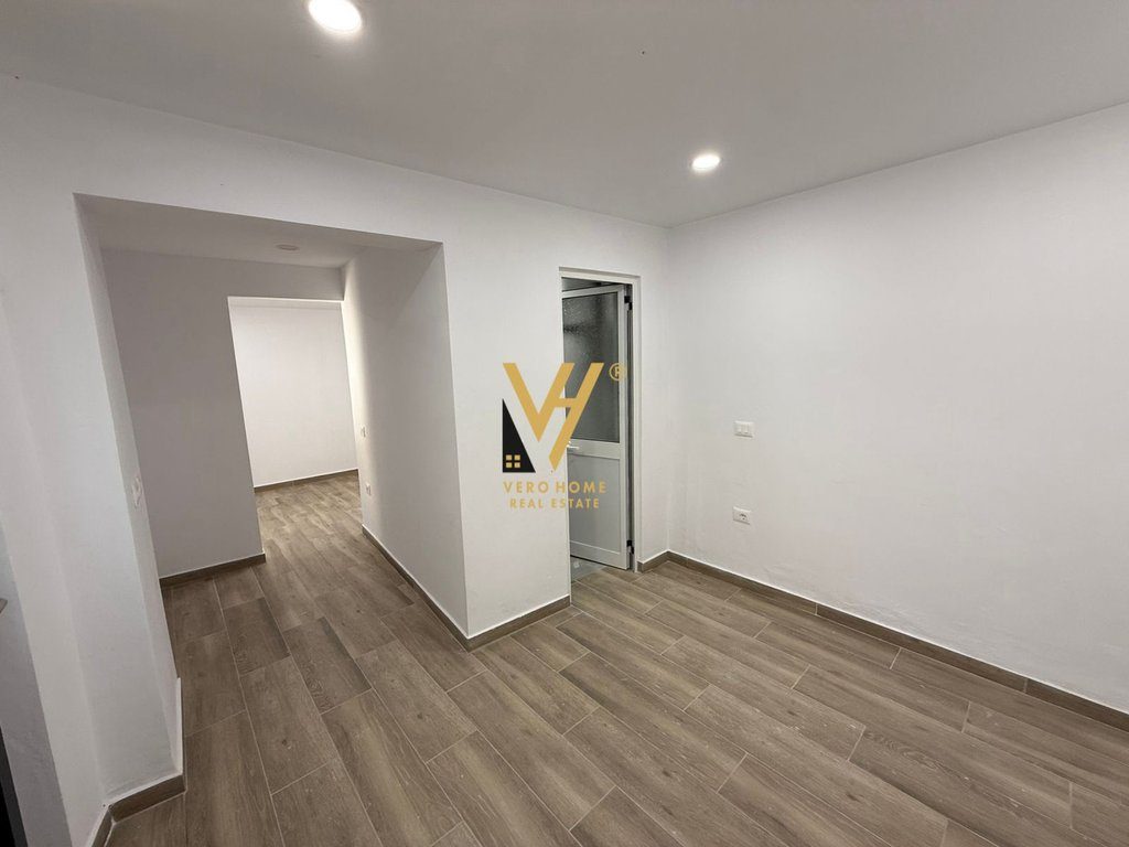 JEPET AMBIENT BIZNESI 60 M2 ME QIRA TE TREGU ELEKTRIK 800 EURO 2