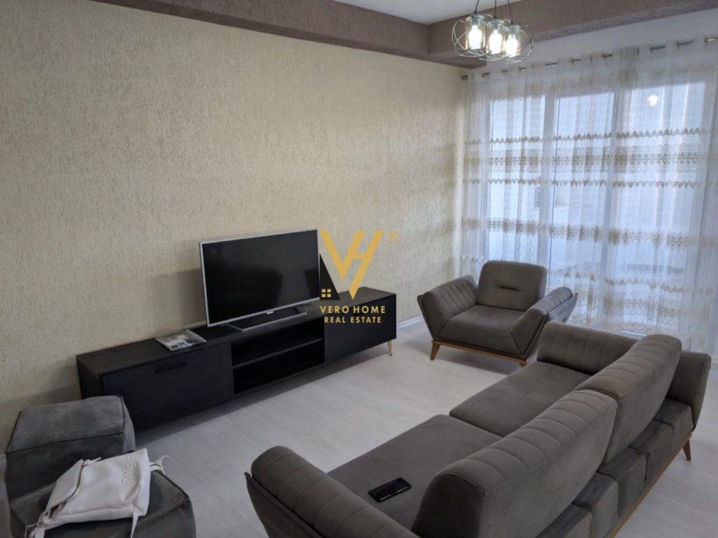 JEPET APARTAMENT 2+1+BLK ME QERA TE UNAZA E RE 700 EURO