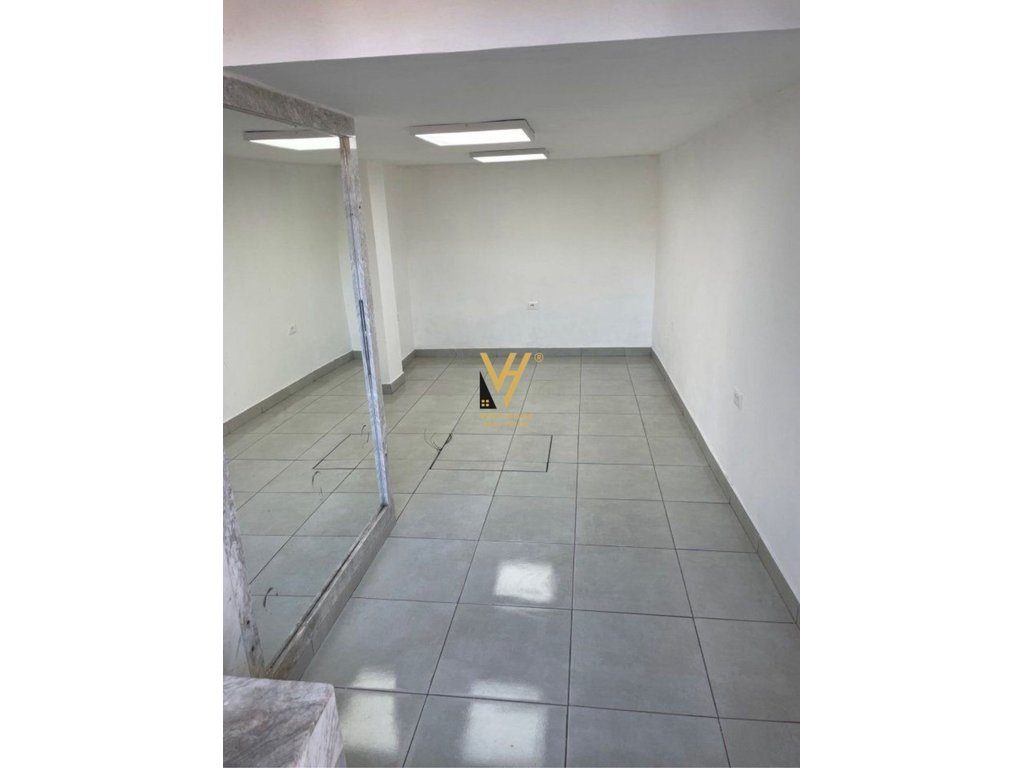JEPET AMBIENT BIZNESI 90 M2 ME QERA TE SELVIA 900 EURO 3