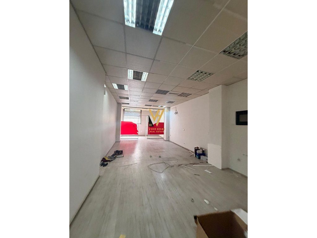 JEPET ZYRE 420 M2 ME QERA TE RRUGES SE ELBASANIT 7.000 EURO 2