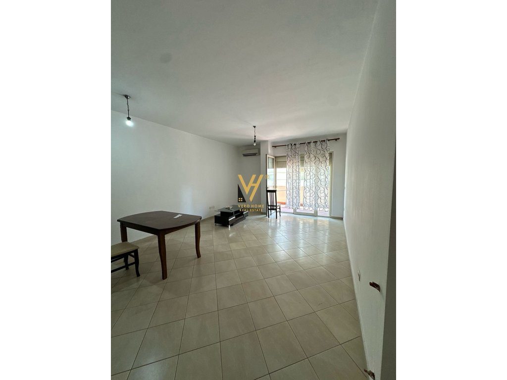 JEPET ZYRE 105 M2 ME QERA TE KRISTAL CENTER, KOMUNA E PARISIT 900 EURO