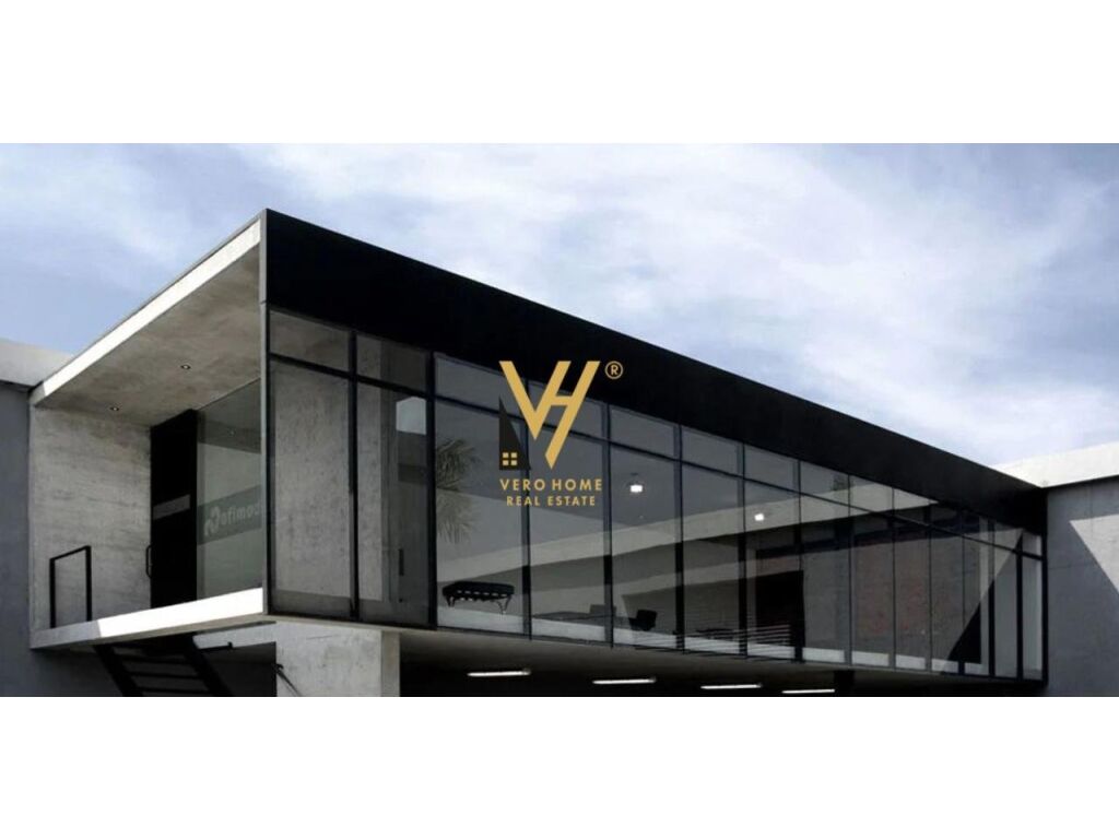 Jepet ambjent komercial te Rruga Myslym Shyri 140 m2