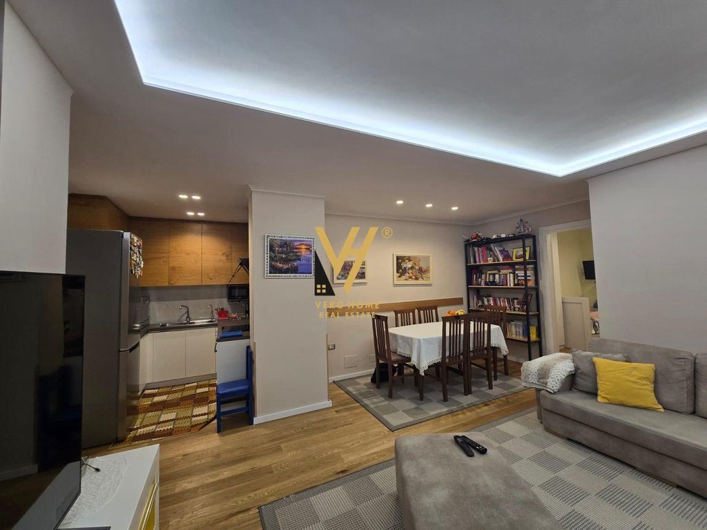 JEPET APARTAMENT 3+1 ME QIRA TE PAZARI I RI 80.000 LEKE 2