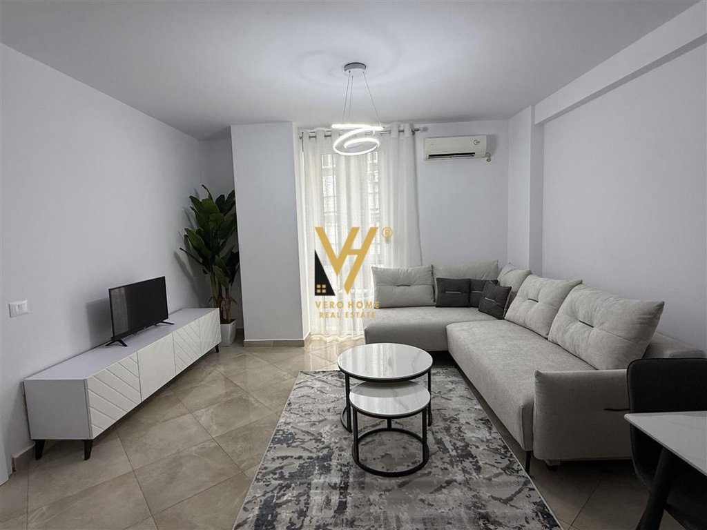 JEPET APARTAMENT 2+1+BLK ME QERA TE RRUGA E BARRIKADAVE 1.000 EURO