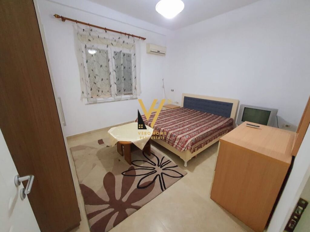 Shitet Apartament 2+1+ballkon te Xhamia e Tabakeve 75 m2 2