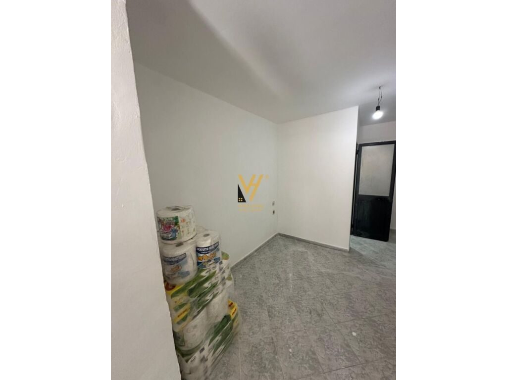 Jepet Dyqan me qera te 21 Dhjetori 40 m2 4