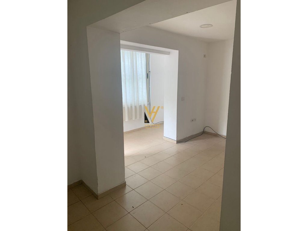 JEPET ZYRE 35 M2 ME QERA TEK STADIUMI DINAMO 400 EURO 2