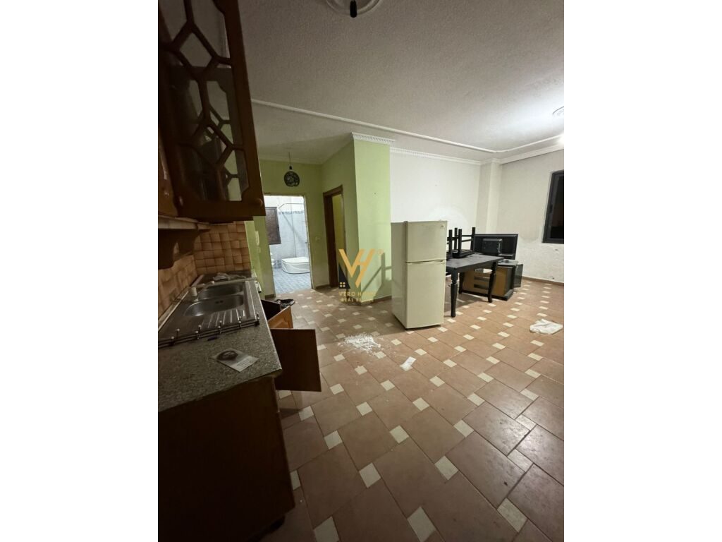 Shitet Apartament 1+1+verande te Rruga Irfan Tomini 57 m2 4