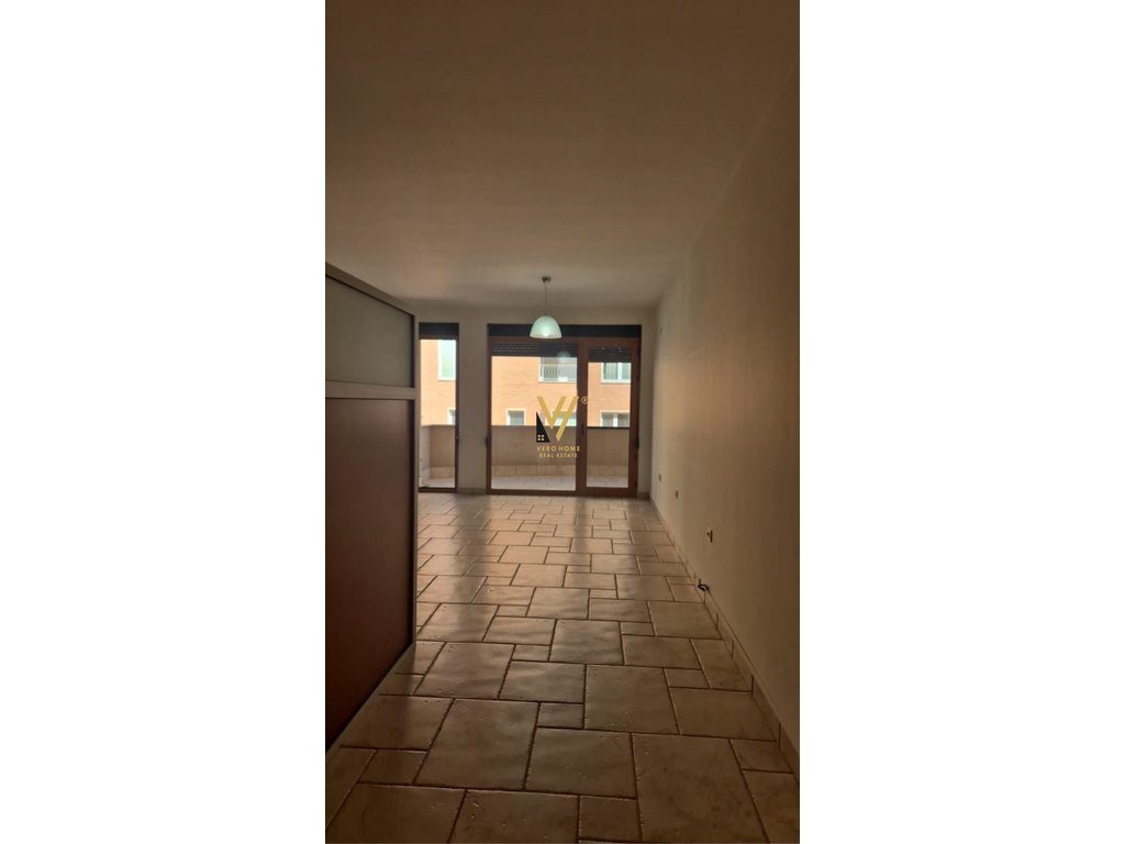 JEPET AMBIENT 140 M2 ME QERA TE RRUGA E ELBASANIT 1.600 EURO