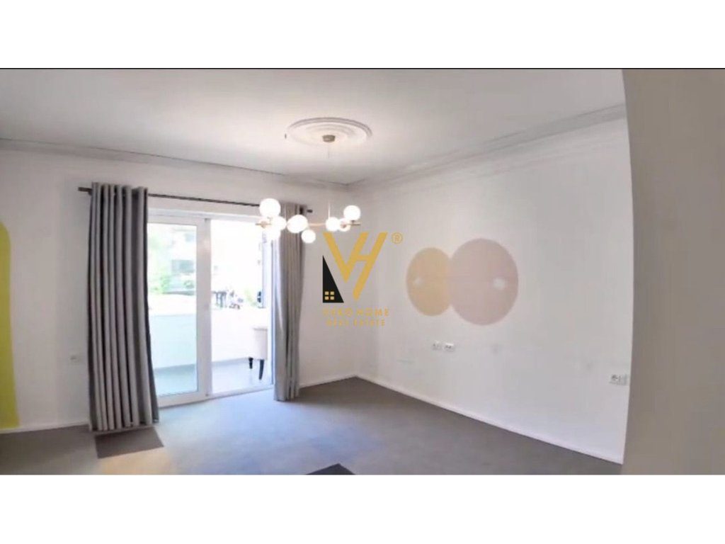JEPET ZYRE 130 M2 ME QERA TE RRUGA E DURRESIT 2.000 EURO