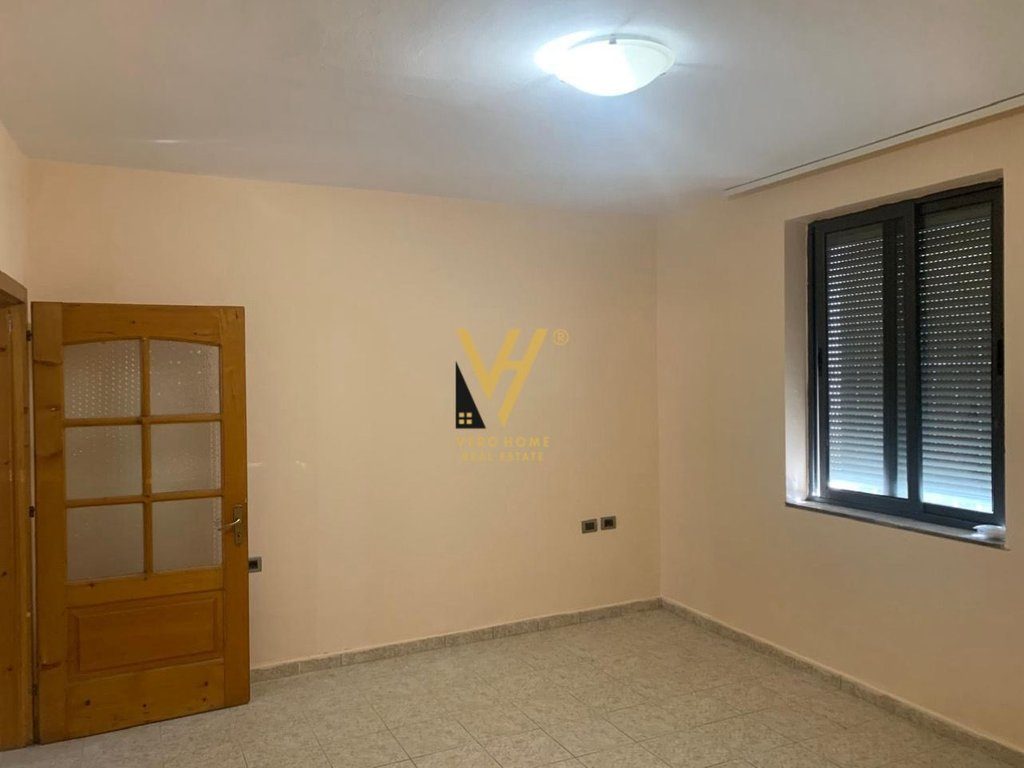 JEPET AMBIENT 62 M2 ME QERA TE RRUGA MUHAMET GJOLLESHA 500 EURO