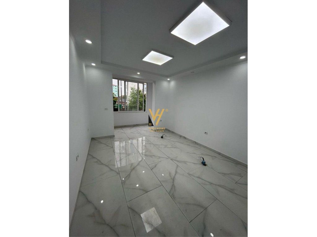 JEPET AMBIENT 50 M2 ME QIRA TE RRUGA E DIBRES 700 EURO