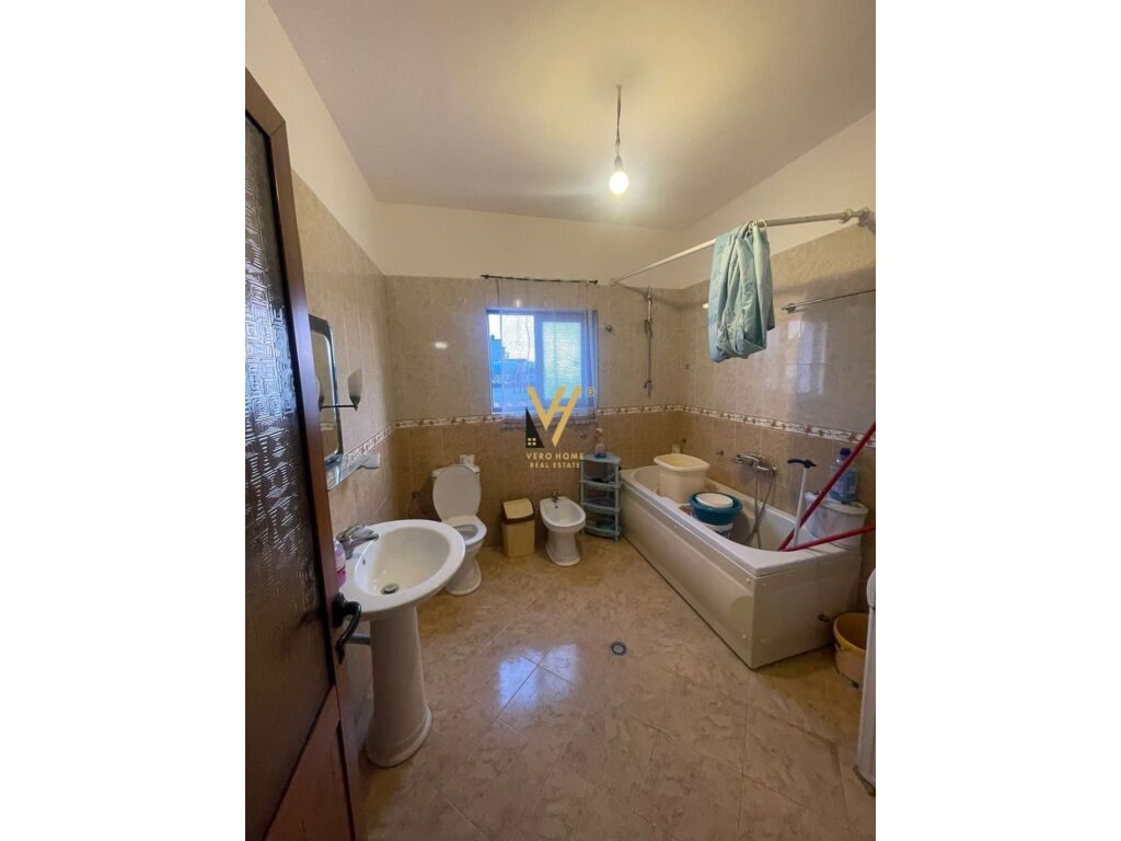Jepet Apartament 3+1+2+ballkon me qera prane Uet 165 m2 3