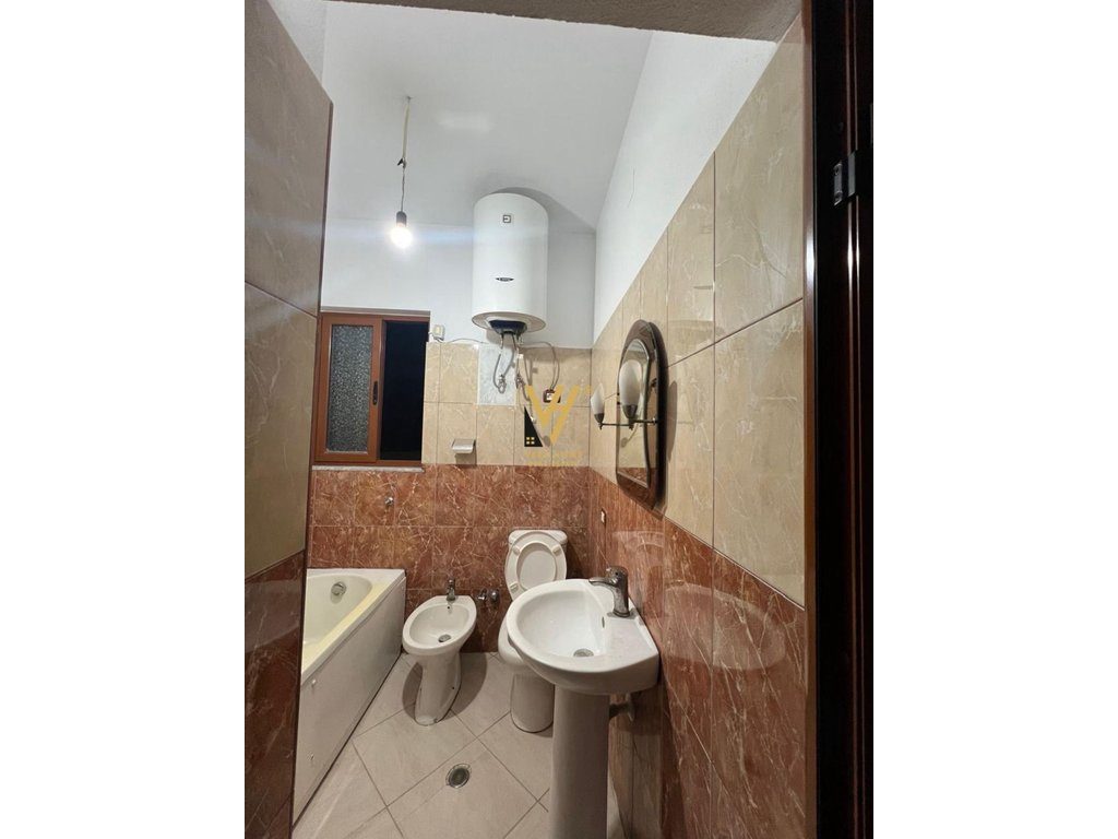 JEPET APARTAMENT 2+1+2 ME QERA NE MISTO MAME 50.000 LEKE 4