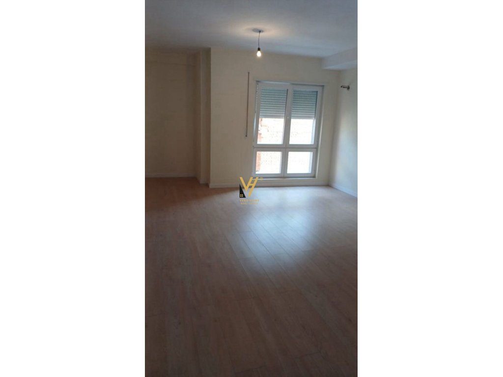JEPET ZYRE 87M2 ME QERA TE RRUGA HOXHA TAHSIM 600 EURO