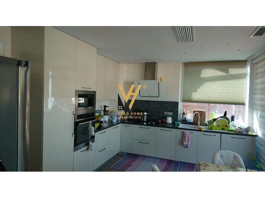 JEPET DUPLEX 4+1+3+VERANDE ME QERA TEK LIQENI THATE 2.000 EURO 2