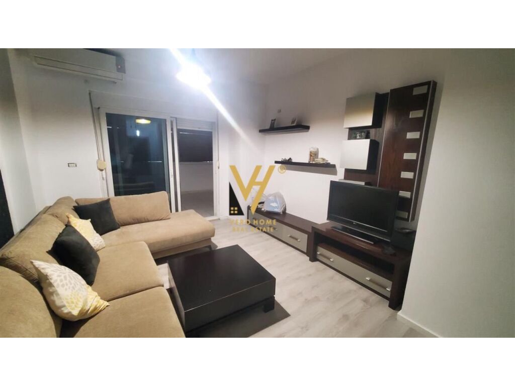Jepet Apartament 1+1+ballkon me qera te Pazari i Ri 85 m2