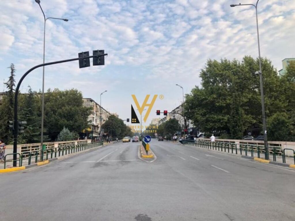 Shitet dyqan te kryqezimi Vasil Shanto 58 m2