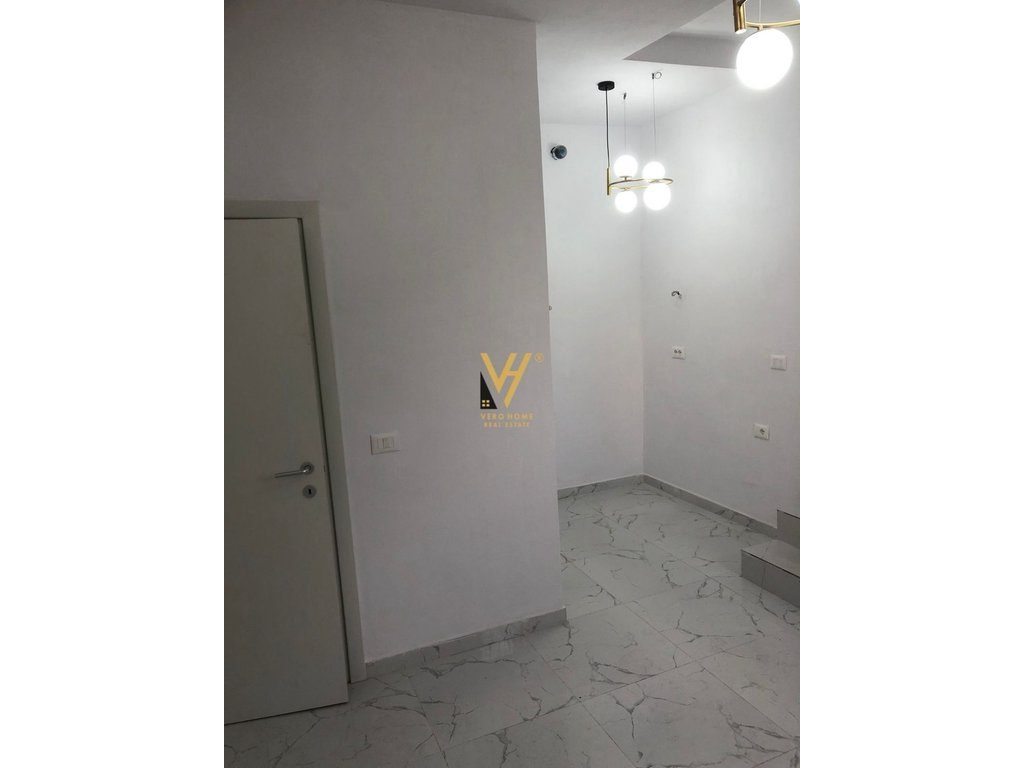 JEPET ZYRE 50 M2 ME QERA TE HOXHA TAHSIM 40.000 LEKE 2