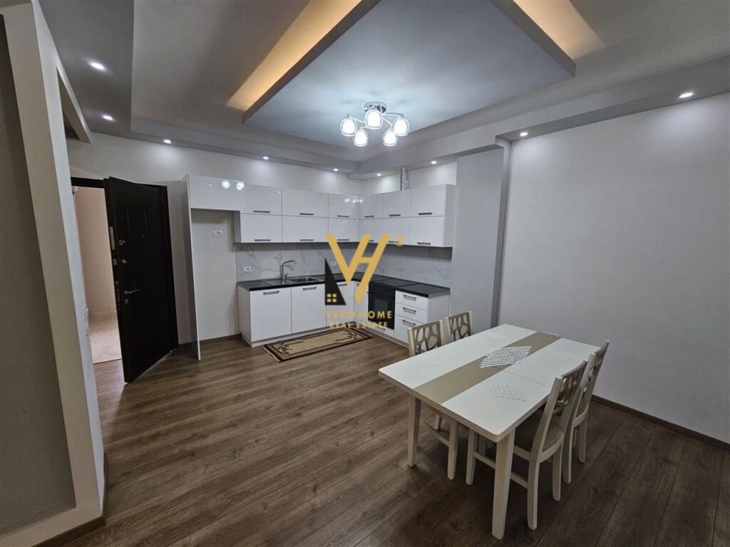 Jepet Apartament 2+1+2+ballkon me qera te Kodra e Priftit , Porcelan 115 m2 2