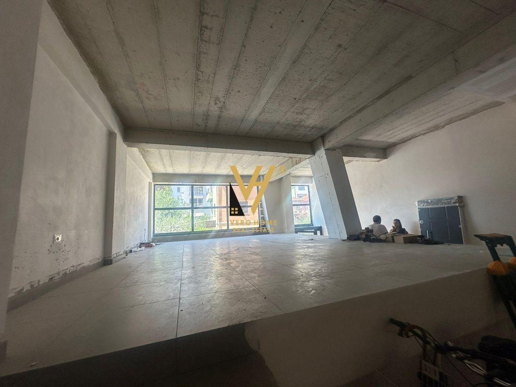 JEPET AMBIENT BIZNESI 160M2 ME QERA TE SHKOLLA E KUQE 2.000 EURO