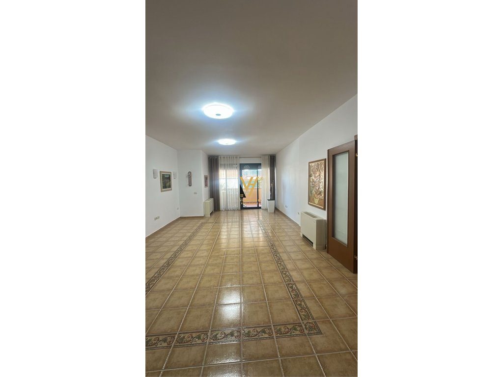 JEPET ZYRE 100M2 ME QERA NE BLLOK 1.300 EURO 2