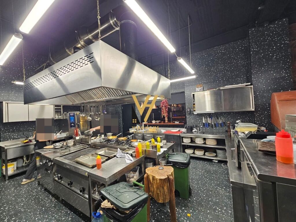 Shitet Ambient Biznesi te Stacioni i Trenit 490 m2 2
