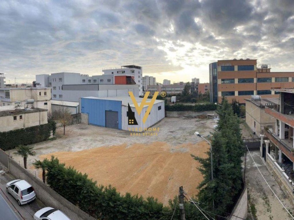 JEPET KAPANON 1.400 M2 ME QERA NE SHKOZET 1.000 EURO 2