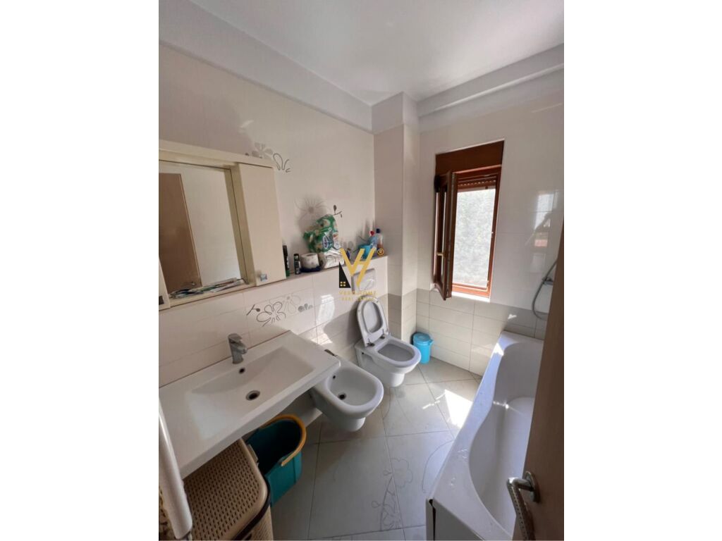 Jepet vile Dy Kateshe me qera te Liqeni i Thate , Kompleksi Kolombo 200 m2