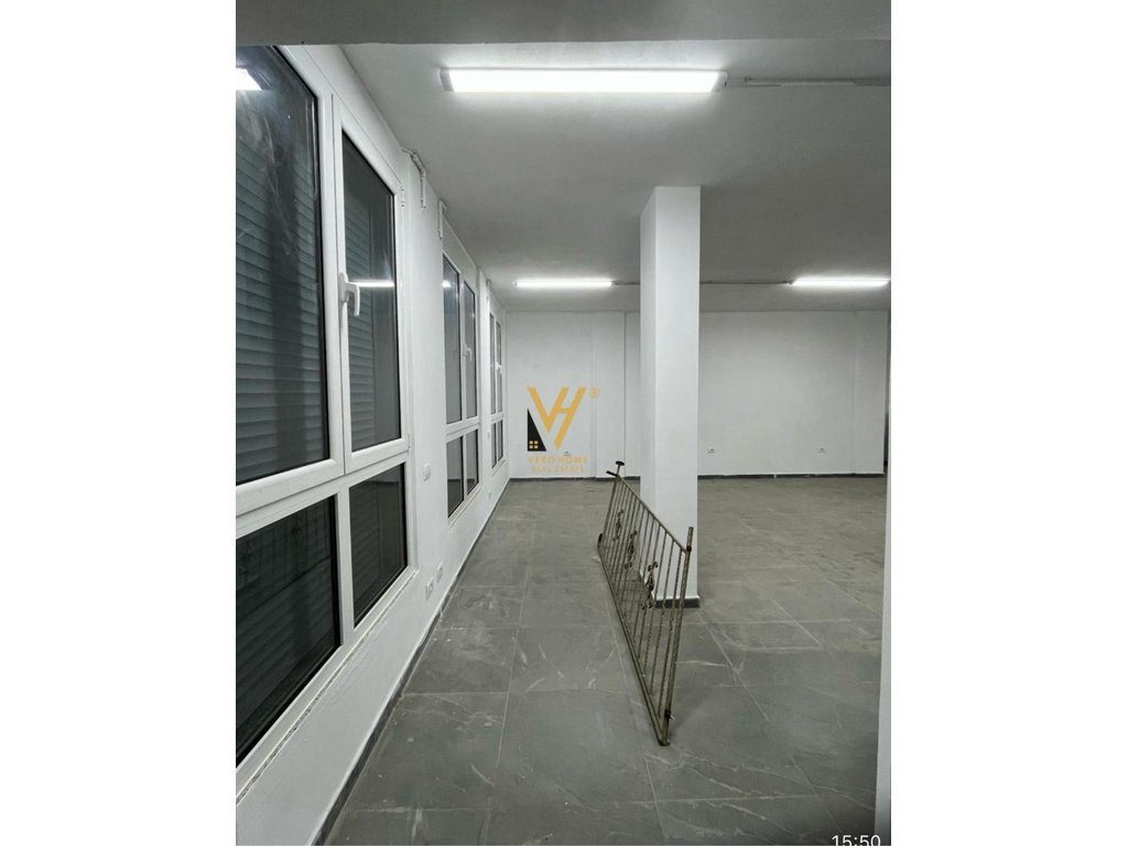 JEPET AMBIENT BIZNESI 240 M2 ME QERA NE PASKUQAN 800 EURO 2