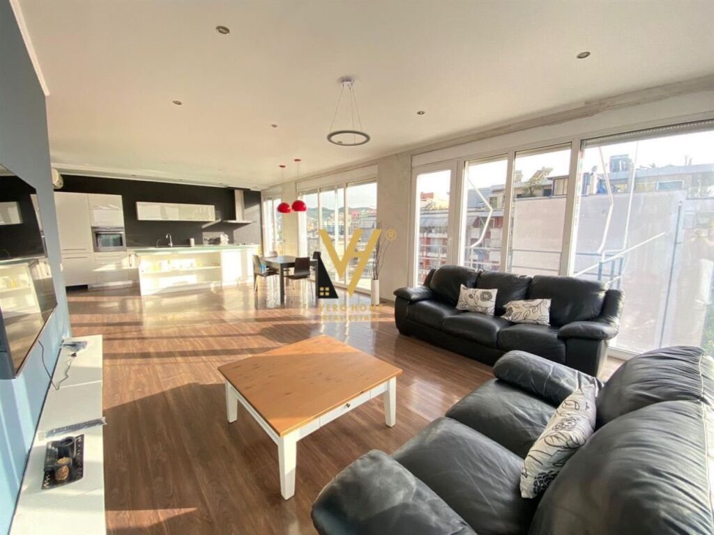 Jepet Apartament 2+1+2+ballkon me qera te 21 Dhjetori 140 m2