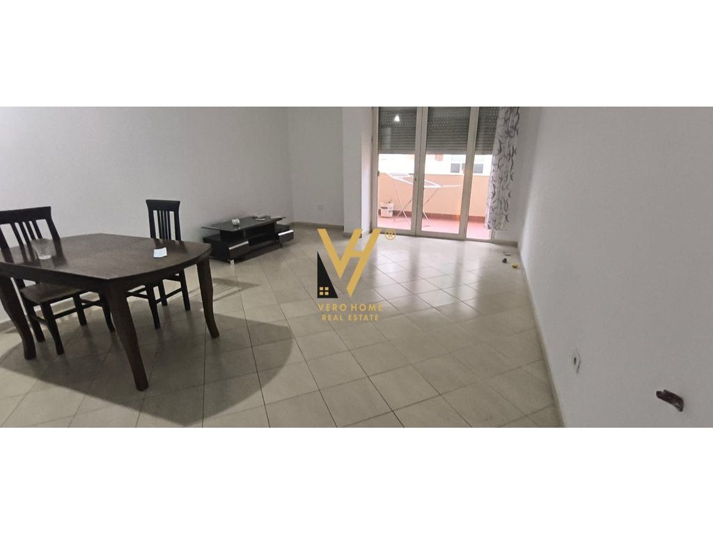 JEPET ZYRE 2+1+2+BLK ME QERA TE KOMUNA E PARISIT 1.200 EURO