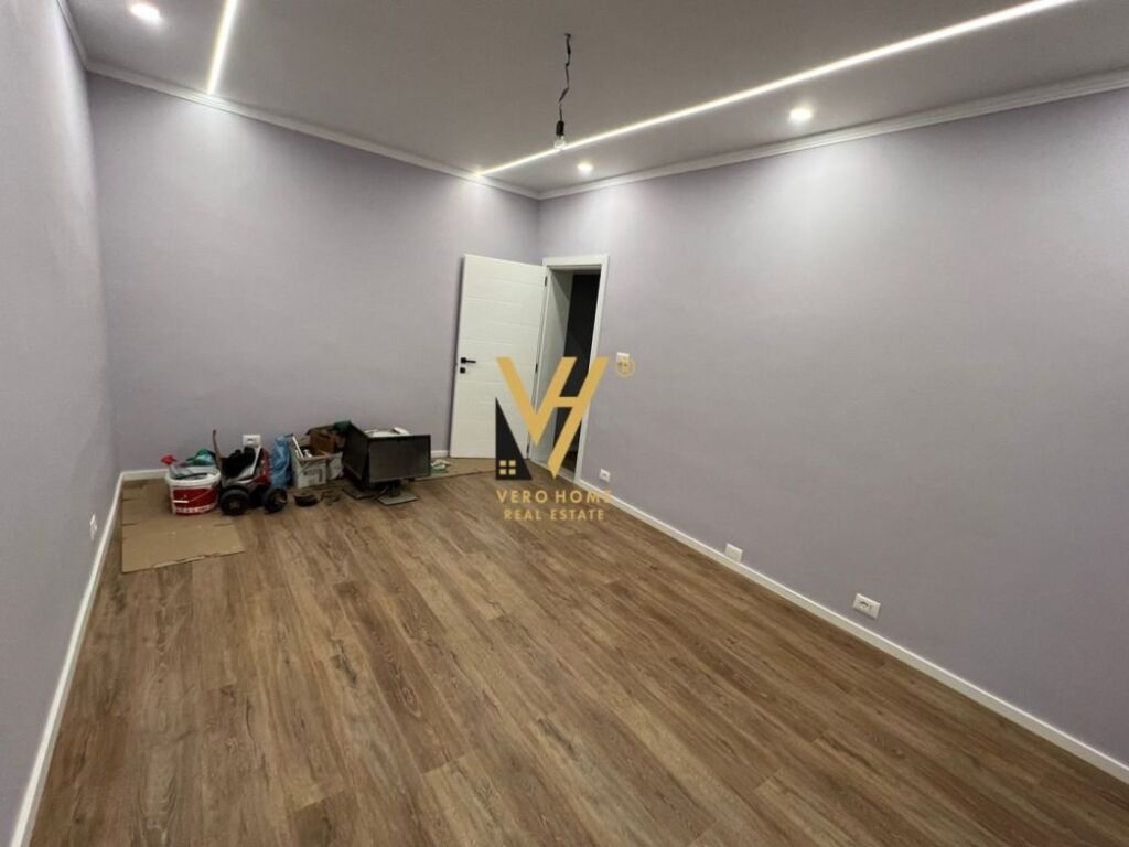 Jepet zyre me qera te Blloku 120 m2 3