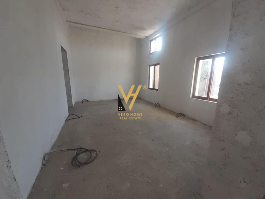 Jepet magazin me qera ne Kombinat 360 m2 4